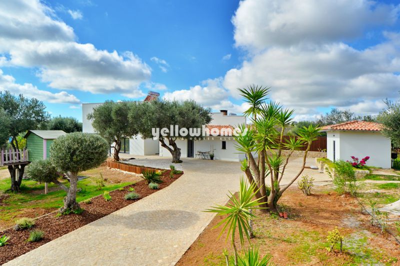 Super quality 5-bed villa, located in a sought-after area close to Loule